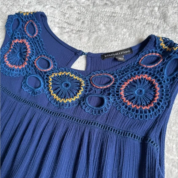 EUC!🤩 Signature Studio Royal Blue Embroidered Blouse - Picture 4 of 6